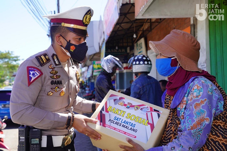 Bantu Warga Terdampak Covid-19, Polres Malang Bagikan Sembako