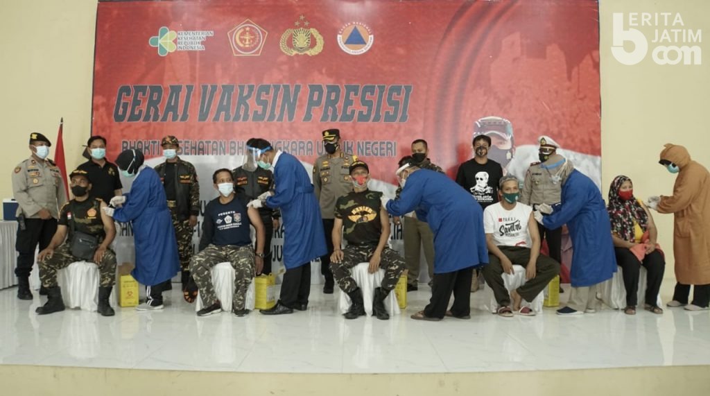 Ribuan Banser Sidoarjo dan Komunitas Disuntik Vaksin Covid-19