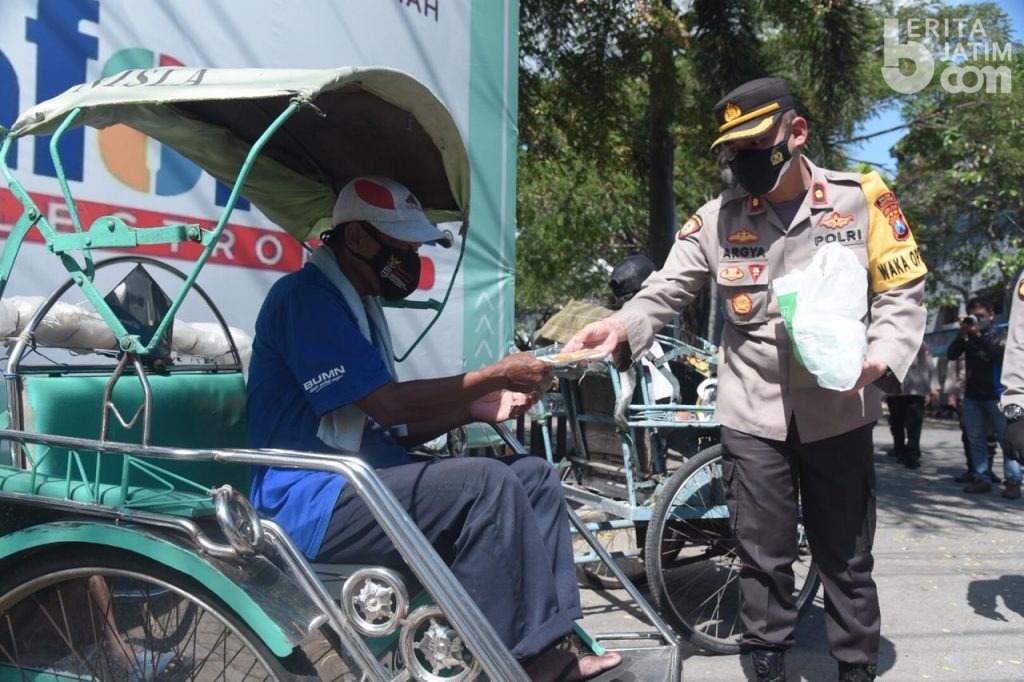 Polres Lamongan Serahkan Bantuan Sosial Presisi Kepada 100 Tukang Becak