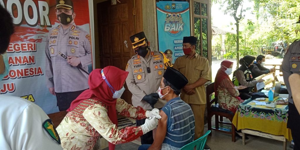Percepatan Capaian, Kapolres Kediri Kota Lakukan Vaksinasi Door To Door