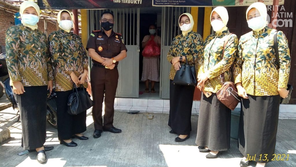 Kejari Kabupaten Mojokerto Bagikan Sembako ke Warga Jalani Isoma