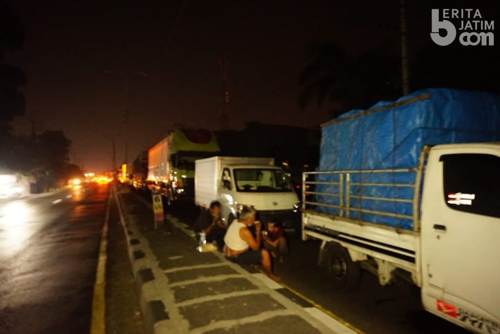 Jam Penyekatan Dimajukan, Antrean Truk di Jalur Nasional Mojokerto Mengular