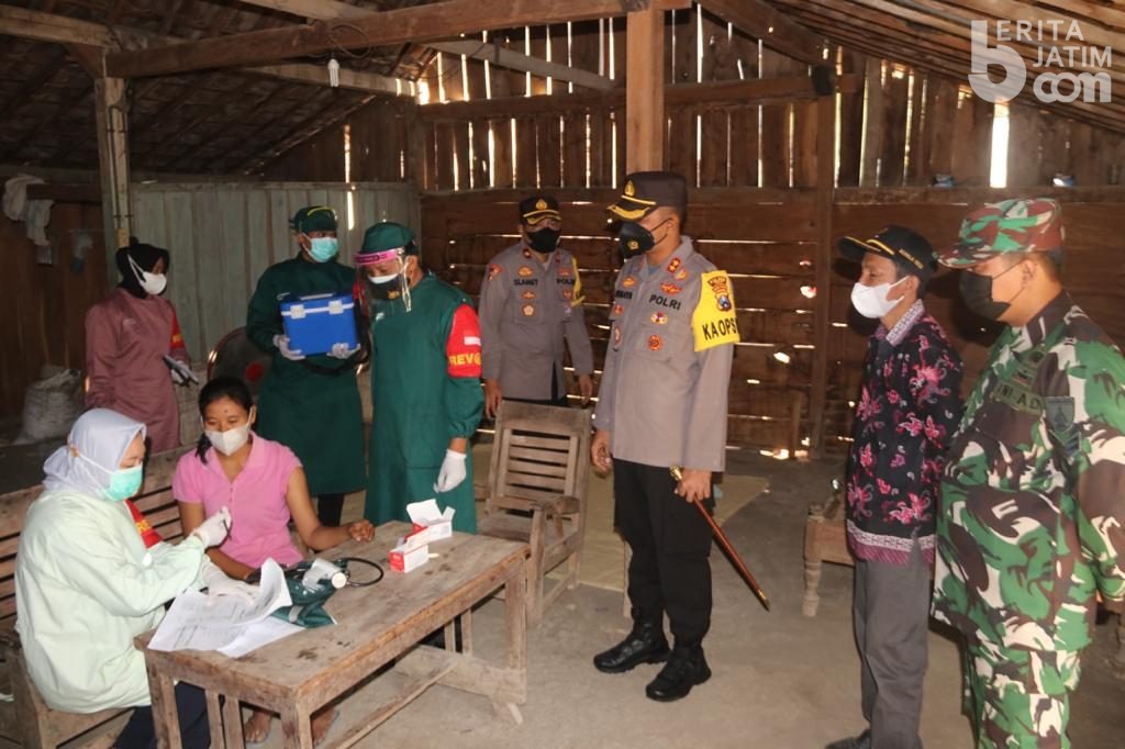 Percepat Vaksinasi, Polres Ngawi Gelar Vaksin Door Too Door