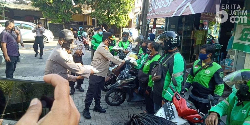 Kapolres Kediri Kota Berikan Sembako untuk Komunitas Ojek Online