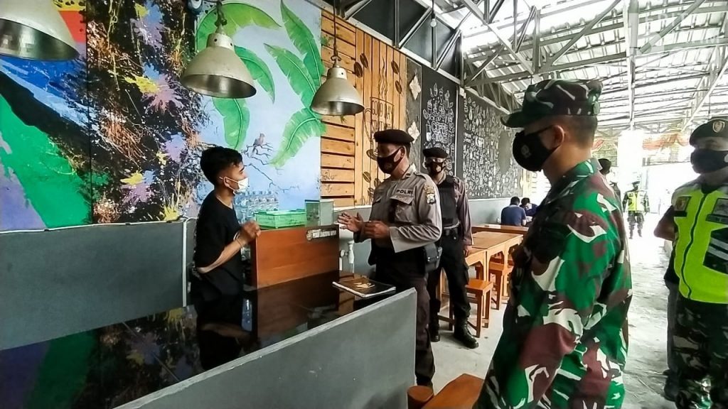 Aparat Gabungan Berikan Penekanan Kepatuhan PPKM Darurat Kepada Pengelola Swalayan