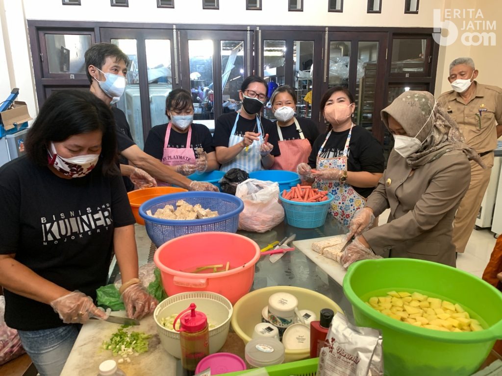 Vihara Budhayana dan Paguyuban Sosial Marga Tionghoa di Mojokerto Buka Dapur Umum