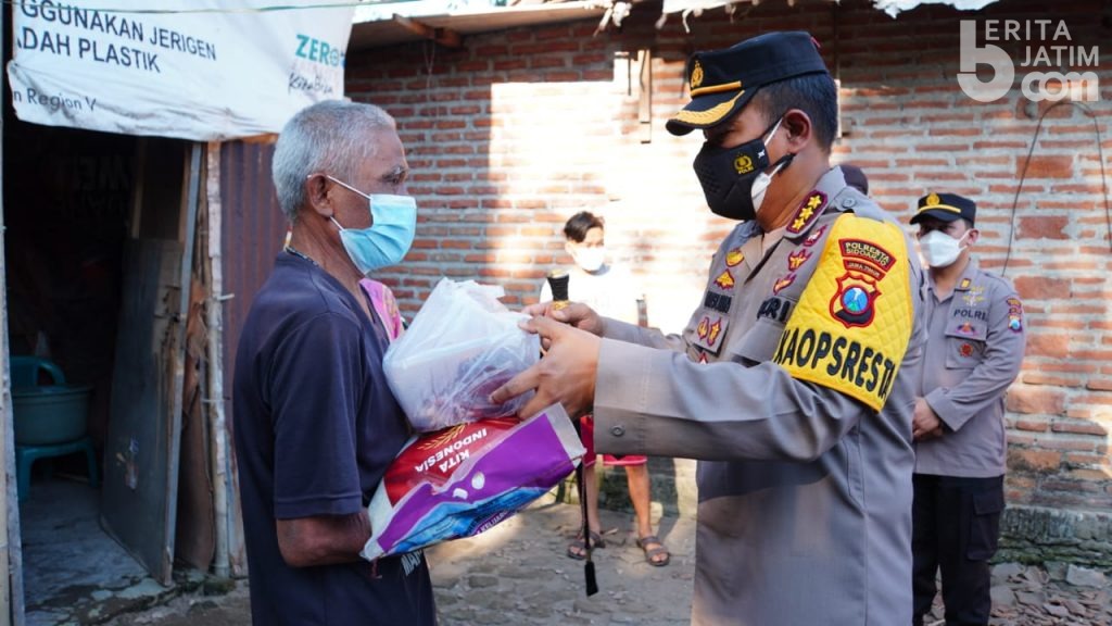 Kapolresta Sidoarjo Door to Door Bagikan Daging Qurban ke Warga Terdampak Pandemi Covid-19