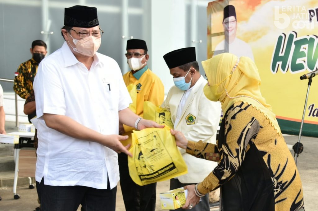 Golkar Bagikan Paket Sembako dan Daging Kurban