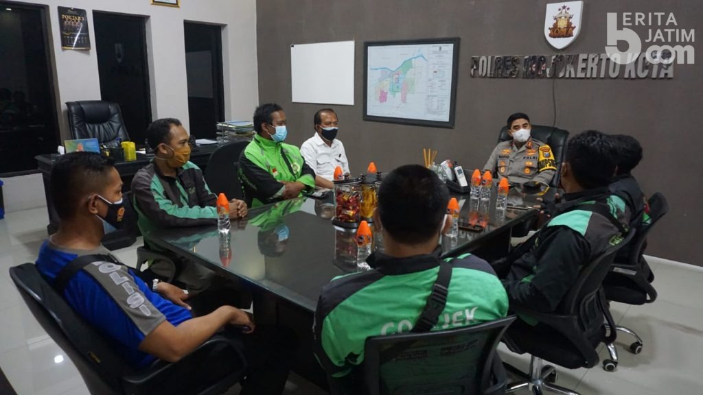 Ojek Online Bisa Lewat Pos Penyekatan PPKM Darurat di Mojokerto