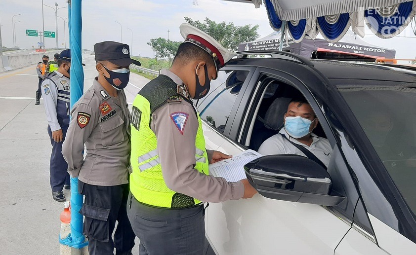 Ratusan Kendaraan Jalani Pemeriksaan di Exit Tol Ngawi