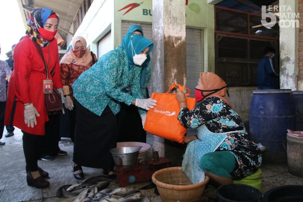 Salurkan Paket Sembako, Ketua TP PKK Lamongan: Jangan Sampai Ada Orang Kelaparan Selama Pandemi