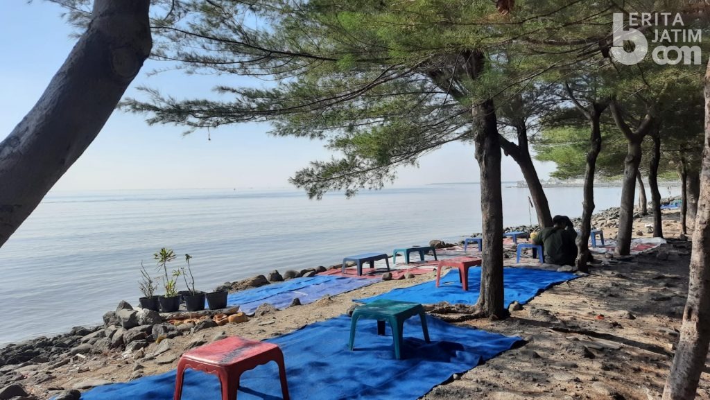 Sensasi Berjemur Ala Gili Trawangan Versi Pantai Batu Kenjeran Demi Vitamin D
