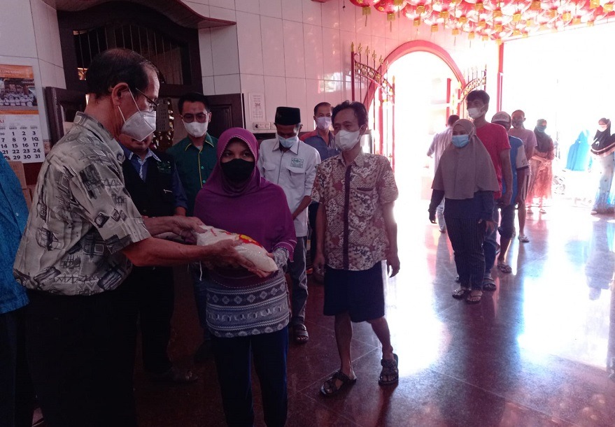 Klenteng Kim Hin Kiong Gresik Distribusikan 9,9 Ton Beras ke Warga