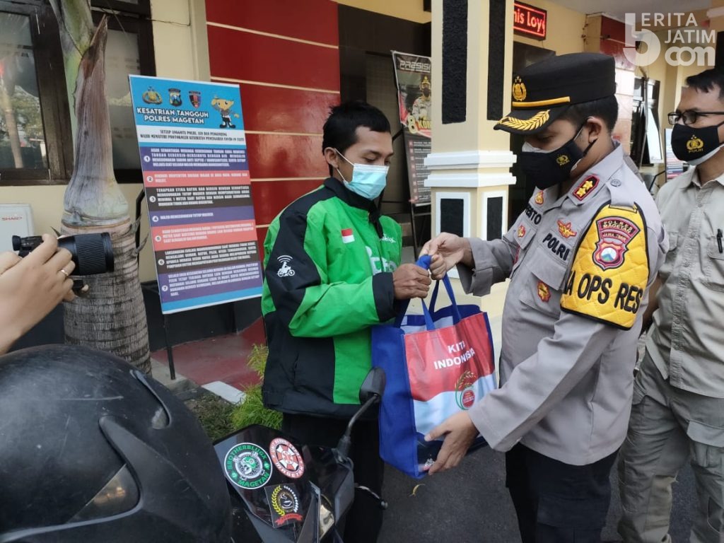Cegah Kerumunan, Polres Magetan Kirim Sembako Pakai Jasa Ojol
