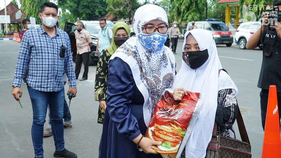 Peduli Warga Terdampak PPKM, ASN Pemkab Sumenep Sumbang Beras 18 Ton Lebih