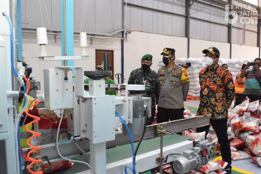Bupati Sidoarjo Cek Ketersediaan Beras Bansos di Gudang Bulog