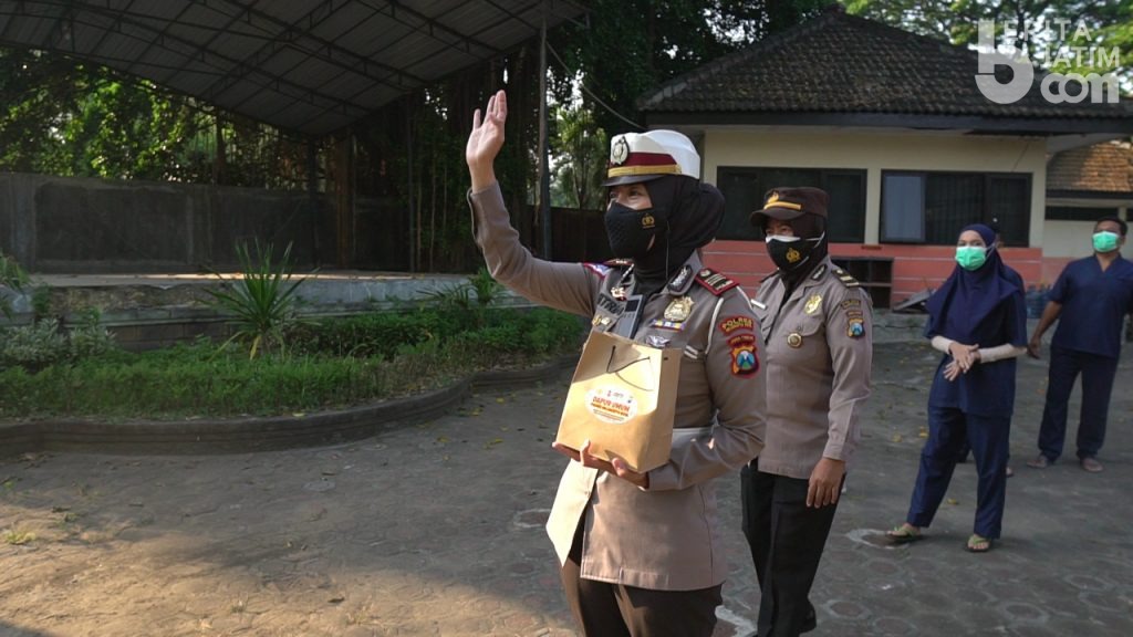 Polwan Polresta Mojokerto Kirim Nasi Bungkus untuk Pasien Isoman