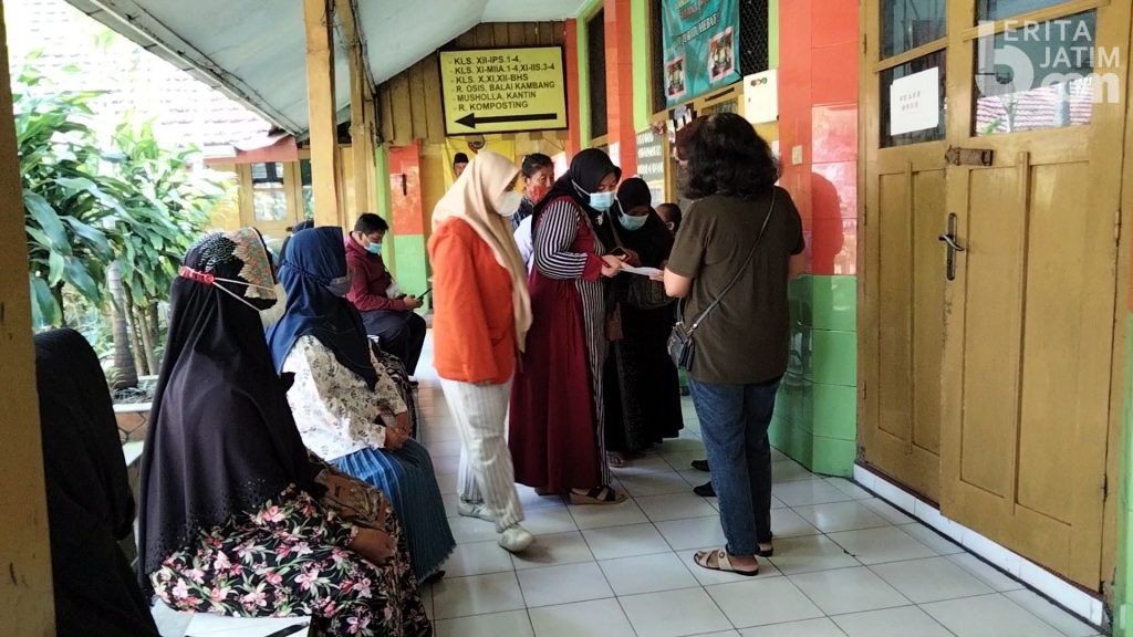 Biaya Daftar Ulang Dinilai Mahal, Wali Murid Protes SMAN 1 Puri Mojokerto