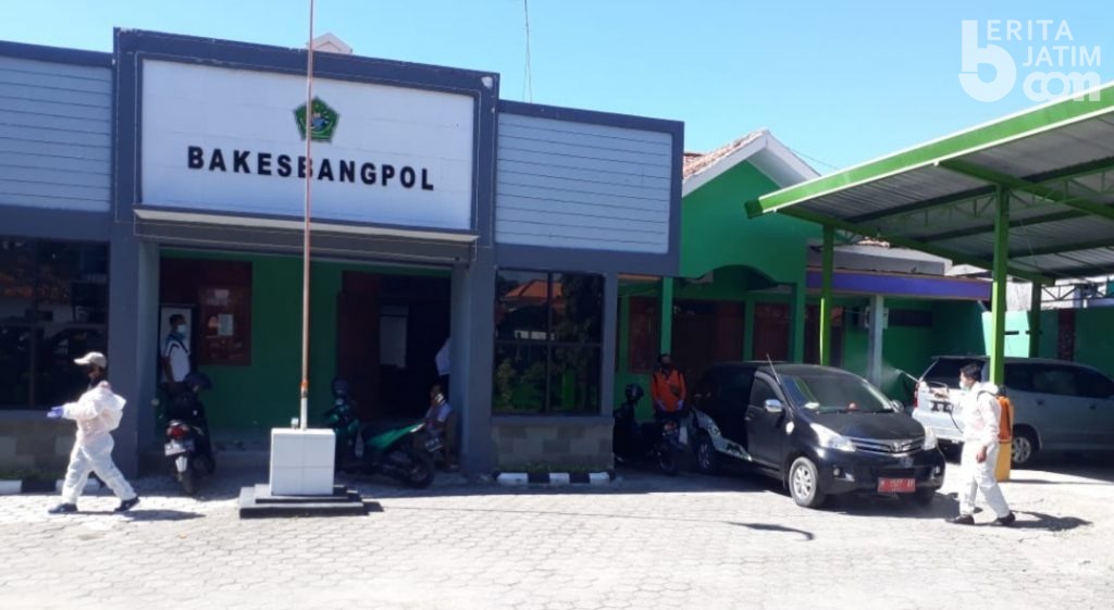 Personel Gabungan Semprotkan Cairan Disinfektan di Pamekasan