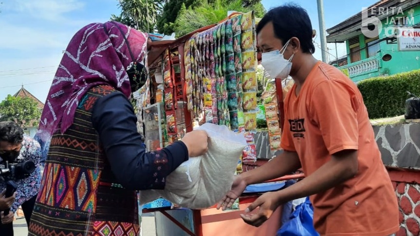 Ning Ita Pastikan Pemkot Mojokerto Hadir Bantu Warga Terdampak Pandemi Covid-19