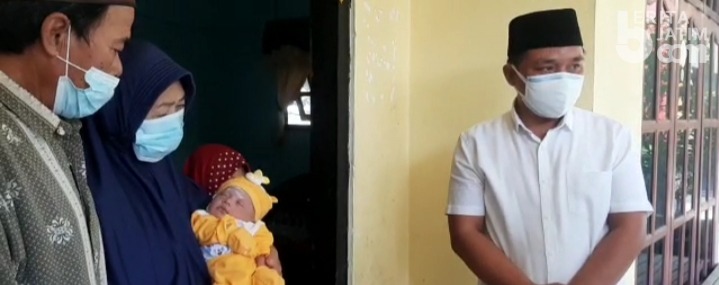 Ketua DPRD Gresik Sambangi Bayi Yatim Piatu Usai Orangtuanya Meninggal Akibat Covid-19