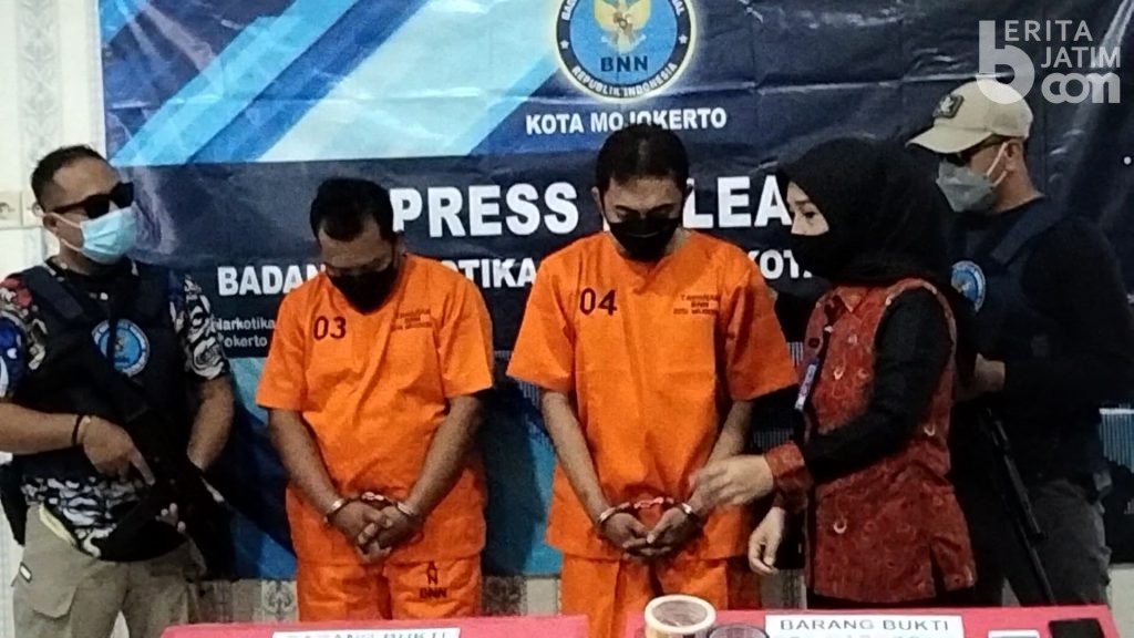 Dramatis, Tembakan Peringatan Anggota BNNK Mojokerto Amankan 2 Bandar Sabu