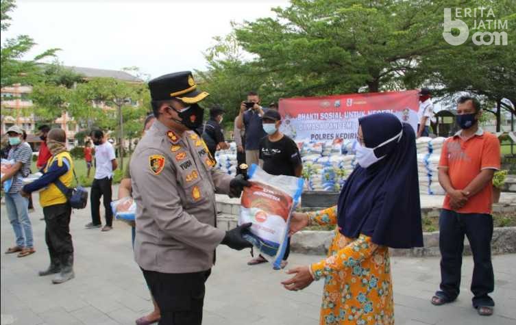 Kapolres Serahkan 2,5 Ton Beras untuk Penghuni Rusunawa Dandangan Kota Kediri