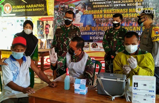 TNI Lakukan Vaksinasi dan Pemberian Bansos untuk Tuna Grahita di Ponorogo