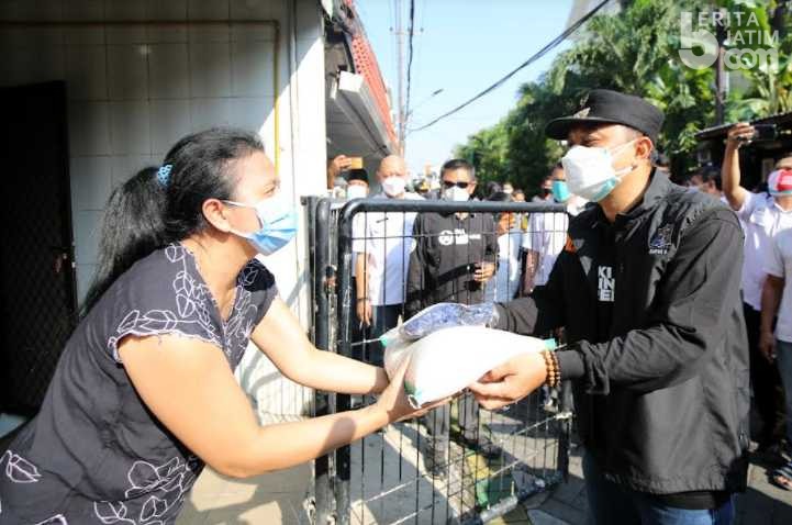 Pemkot Surabaya Salurkan 6000 Paket Beras ke Warga Terdampak Pandemi Covid-19