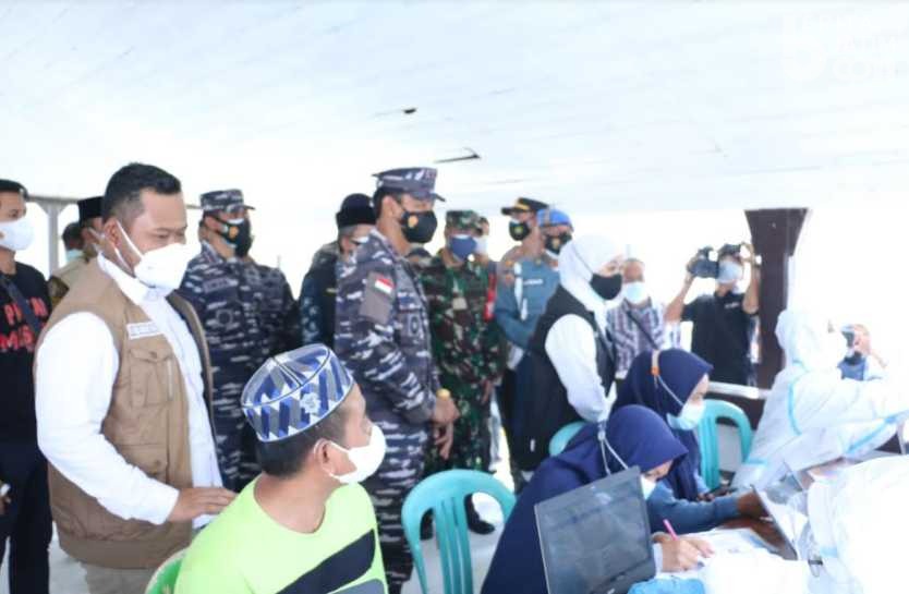 TNI AL Vaksinasi Ribuan Warga Pulau Bawean Gresik