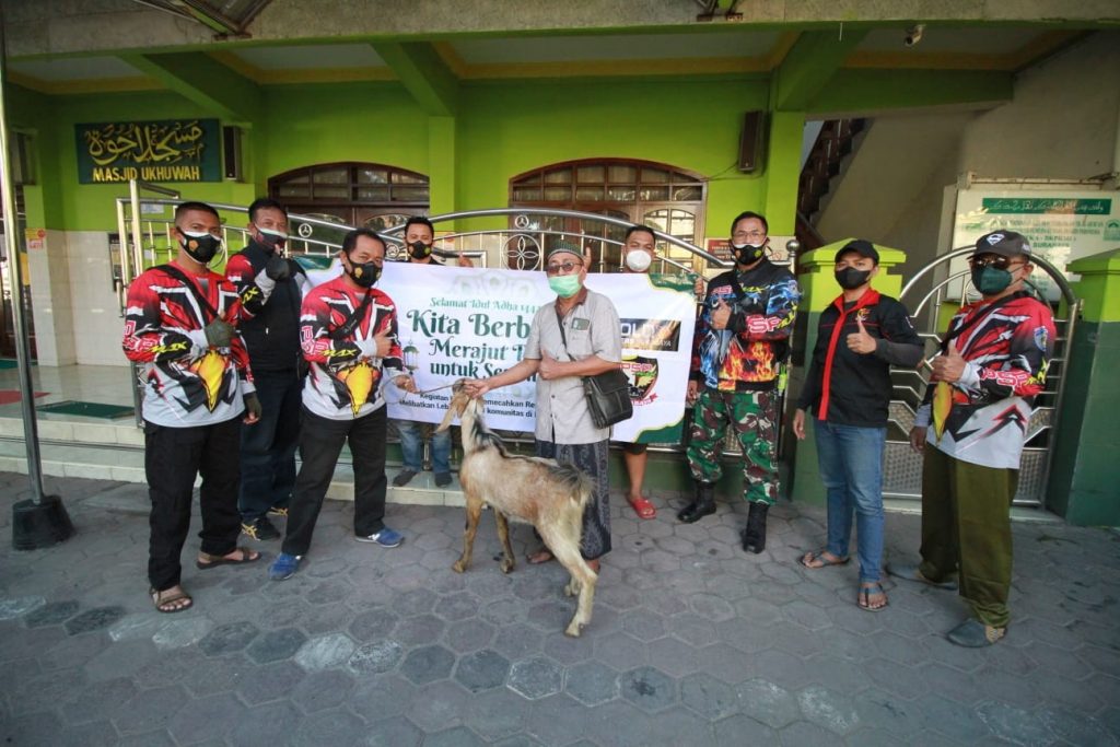 Belasan Komunitas di Surabaya Bagikan Daging Kurban ke Petugas KA dan Tukang Becak