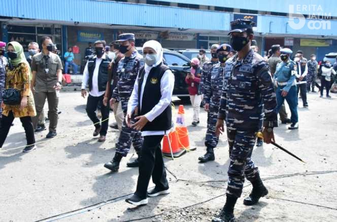 Warga Antusias Ikut Serbuan Vaksin di TNI AL Koarmada II Surabaya