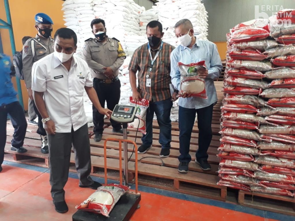 Dinsos Kabupaten Kediri Bersama Bulog Salurkan Beras PPKM
