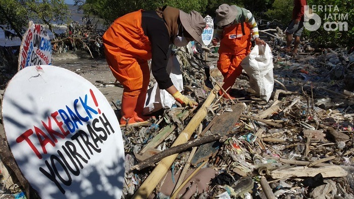 Mahasiswa Kumpulkan 10 Kuintal Sampah Plastik di Pantai Timur Surabaya