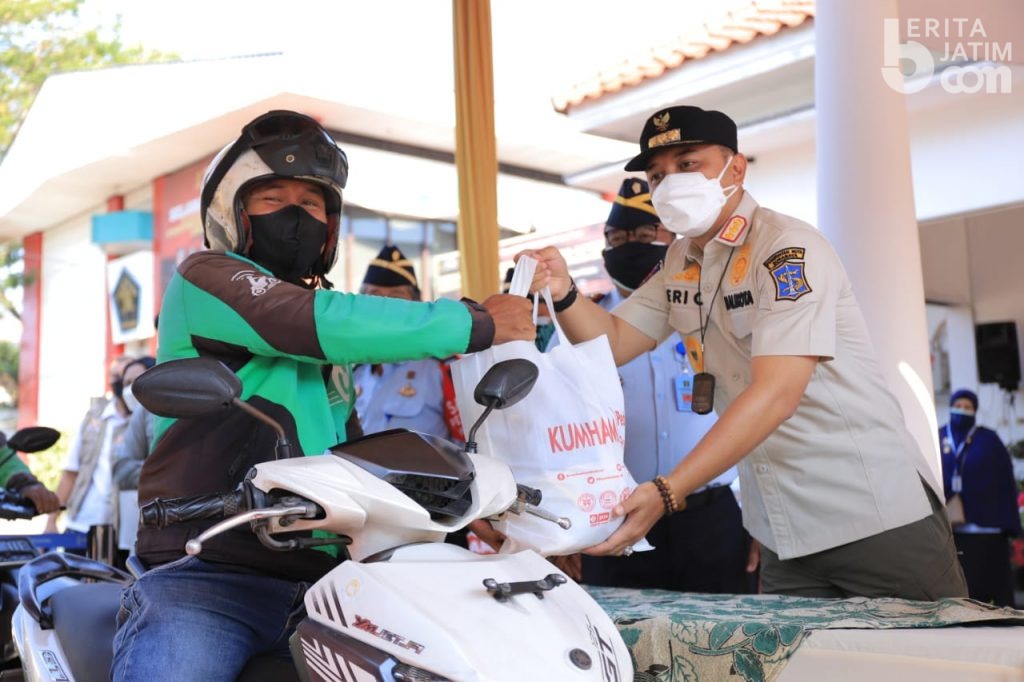 Kemenkumhan Bagikan Sembako Untuk Warga Terdampak Pandemi, Eri Cahyadi: Semoga Jadi Panutan Instansi Lain