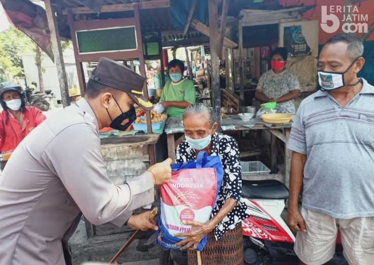 Patroli Skala Besar, Polres Ngawi Bagi Masker dan Beras