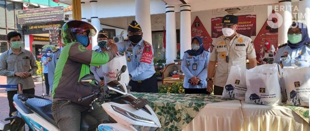 Kanwil Kemenkumham Jatim Bagi Sembako untuk Masyarakat Terdampak Covid-19