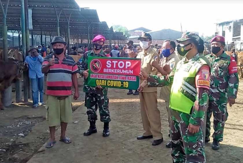 Petugas Sosialisasi Protokol Kesehatan di Pasar Hewan Wage Nganjuk