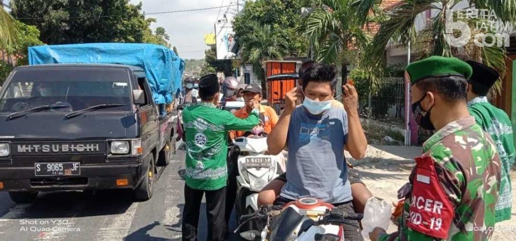 Penyuluh Agama Islam dan KUA Paciran Lamongan Bagikan Masker