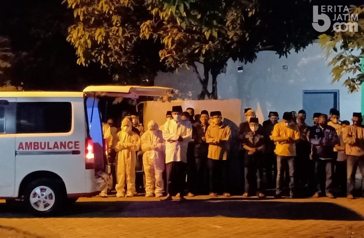 Jenazah Istri Mantan Bupati Jombang Dimakamkan Sesuai Protokol Covid-19