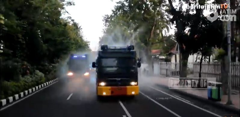 Samapta dan Brimob Polda Jatim Semprot Jalan Protokol di Surabaya