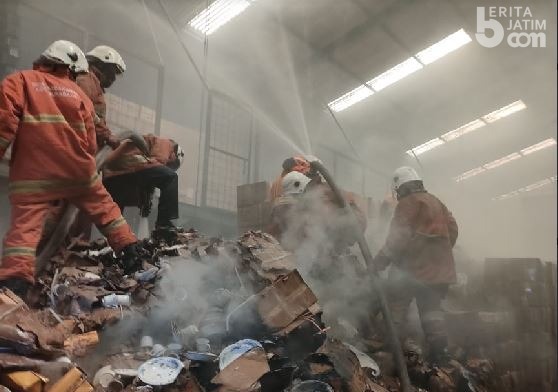 Gudang Pecah Belah di Jalan Greges Surabaya Terbakar