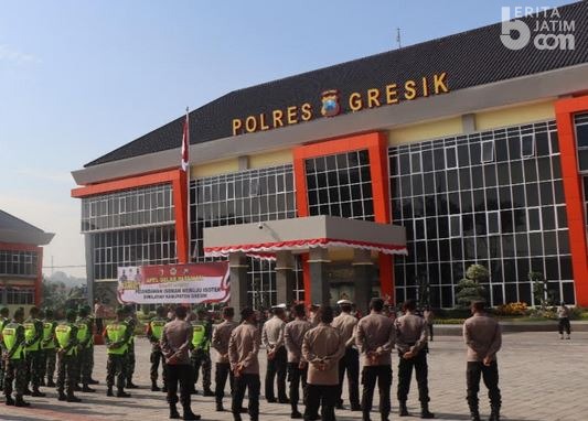 Babinsa dan Bhabinkamtibmas Gresik Bantu Pindahkan Pasien Isoman ke Isoter