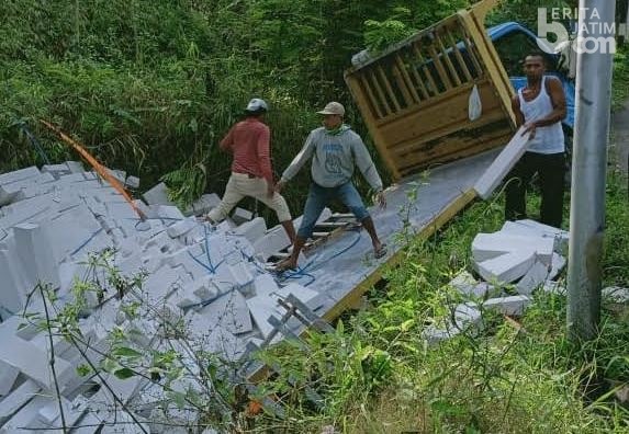Mesin Mati di Tanjakan, Sopir Truk Banting Stir ke Parit