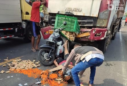 Kaki Sampai Putus akibat Tertabrak Dump Truk di Gresik