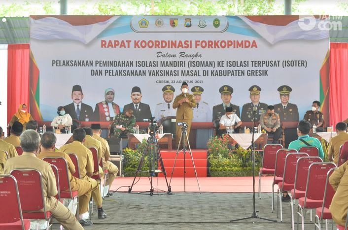 Bupati Gresik Gus Yani Beri Voucher Belanja bagi Keluarga yang Ditinggal Isoter