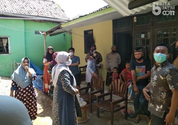 Wabup Sumenep Kunjungi Korban Kebakaran, Serahkan Bansos