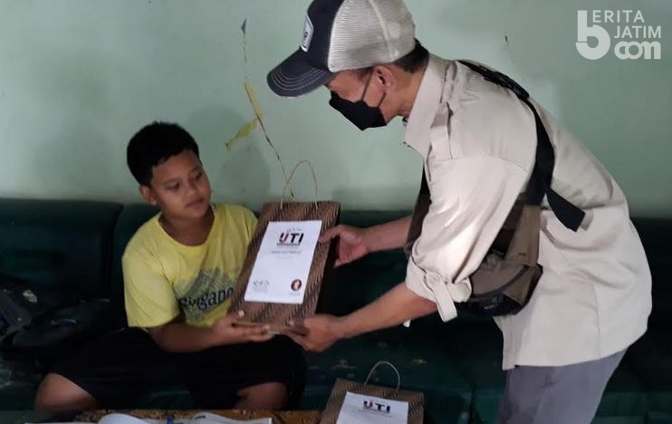 IJTI Korda Mataraman Bagikan Seperangkat Alat Tulis