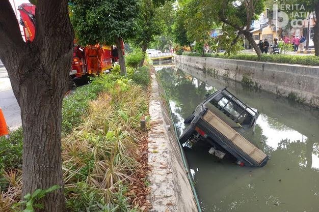 Kecelakaan di Depan Ubaya Surabaya, Mobil Kecebur Parit
