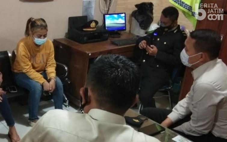 Cewek Cantik Pekerja Karaoke Tabrak Polisi lalu Kabur, Akhirnya Ditahan di Polres Tuban